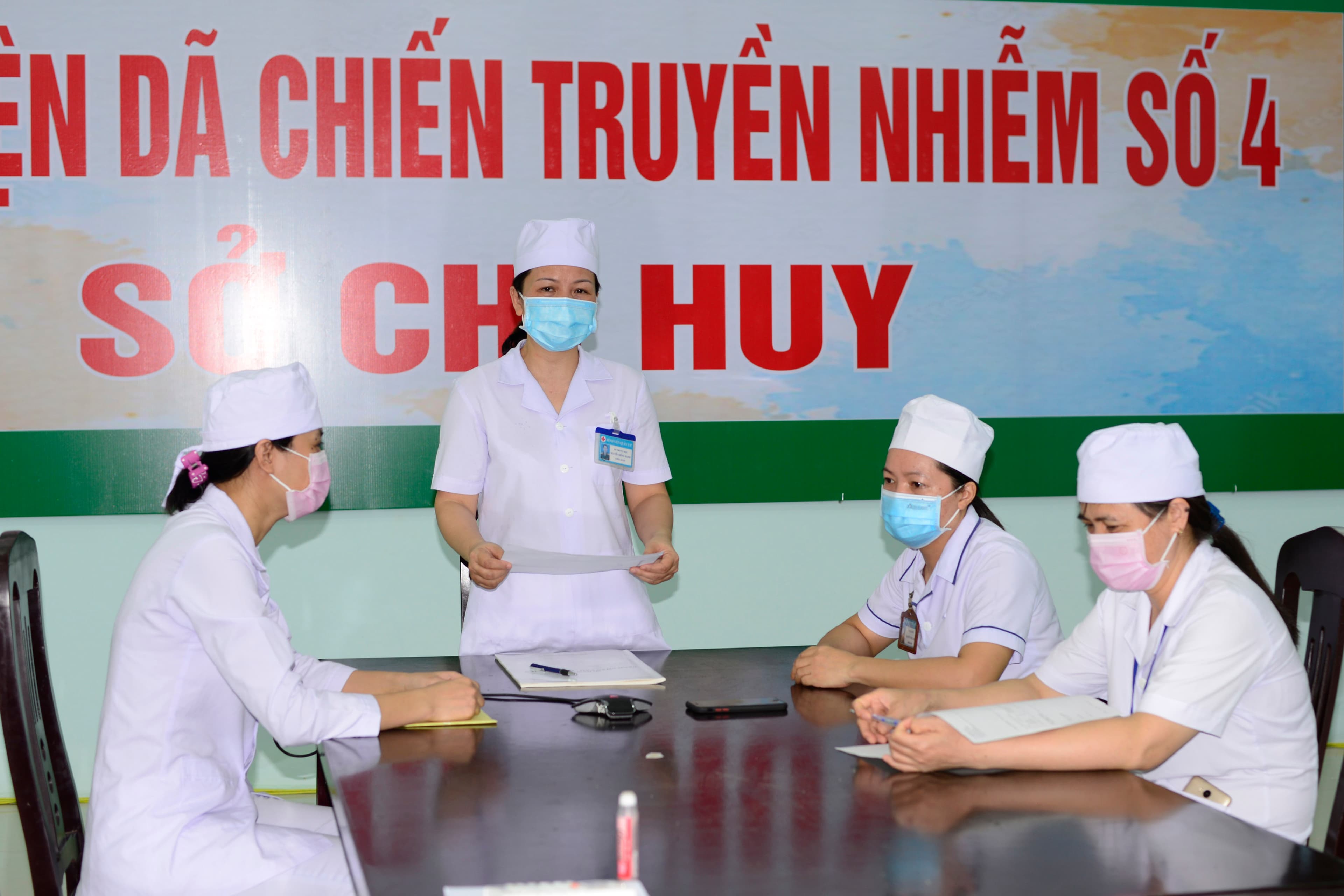 Những nữ quân y tận tâm với bệnh nhân Covid-19