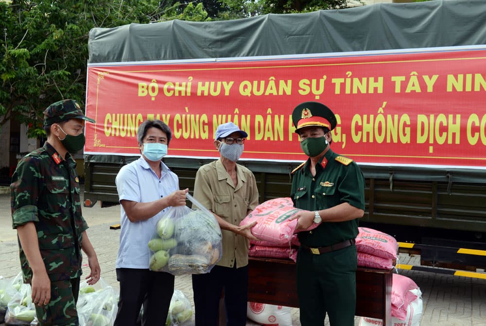 Sát cánh cùng nhân dân vượt qua đại dịch