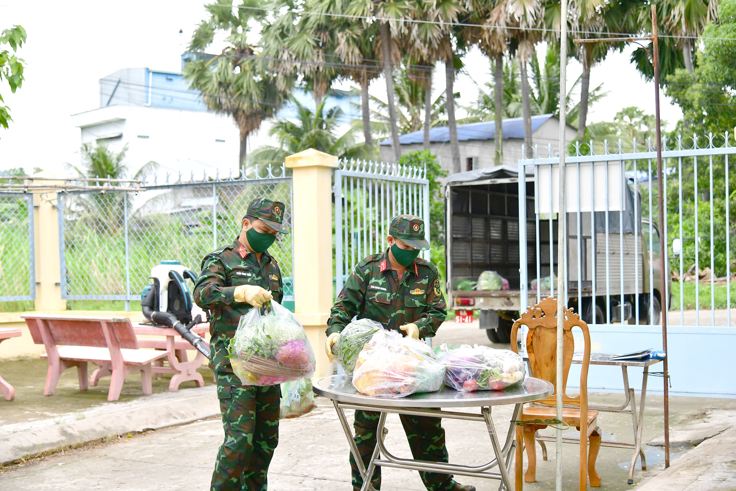 Bảo đảm thực phẩm cho khu gia đình cán bộ, chiến sĩ