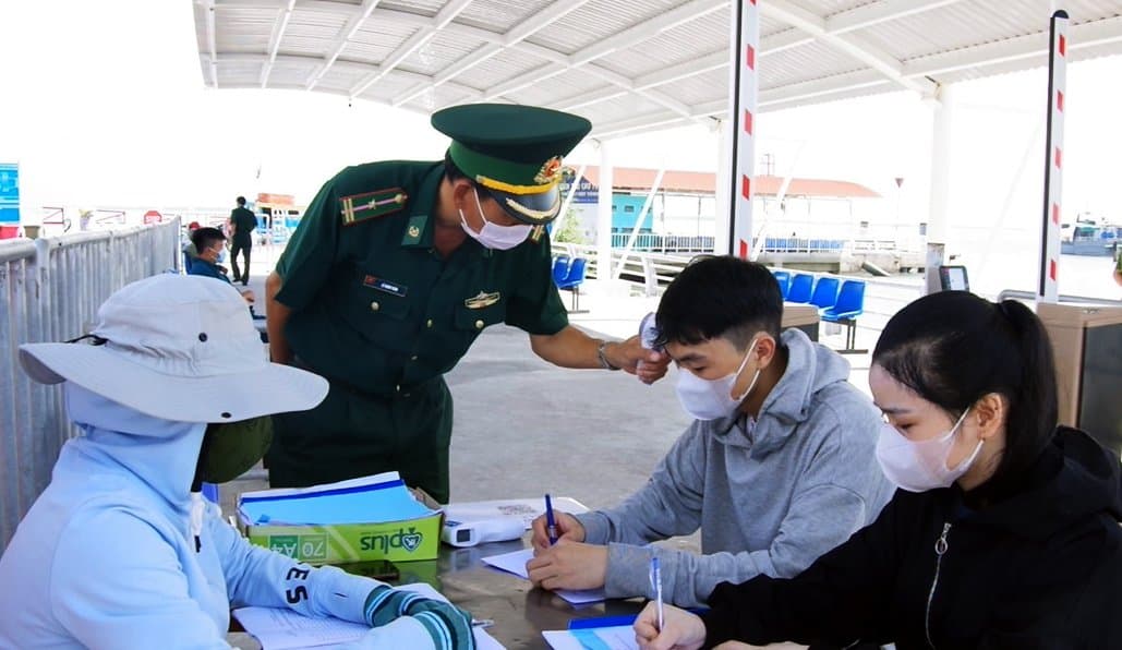 Bộ đội Biên phòng tuyến biển Cần Giờ giúp dân vượt đại dịch