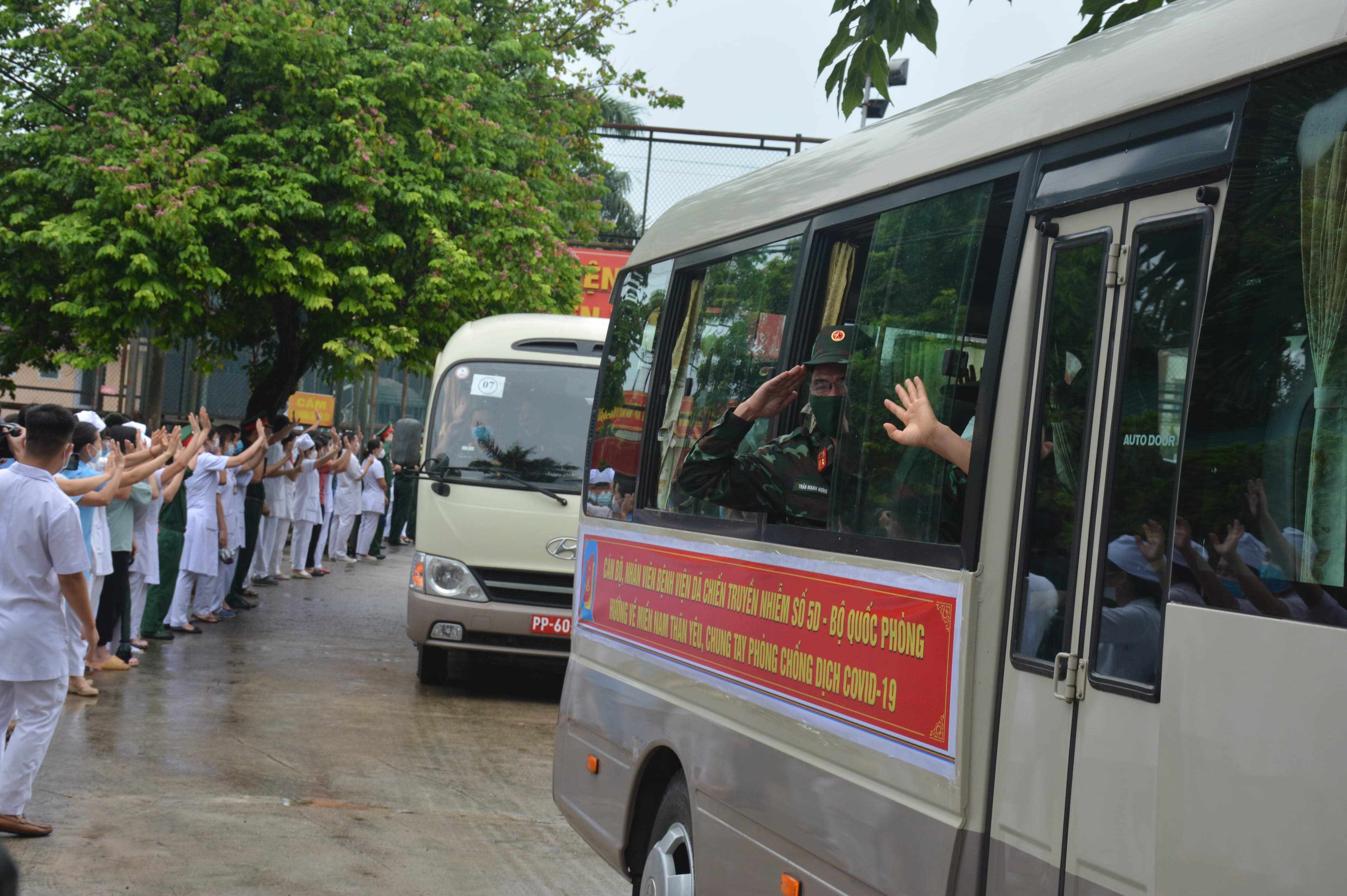 Tinh thần xung kích của thầy thuốc áo lính