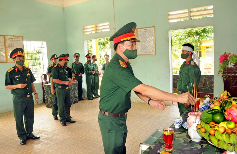 Binh nhì Âu Chí Hải nén đau thương làm nhiệm vụ