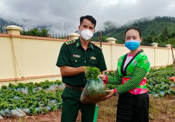 Trao “cần câu” giúp dân thoát nghèo bền vững