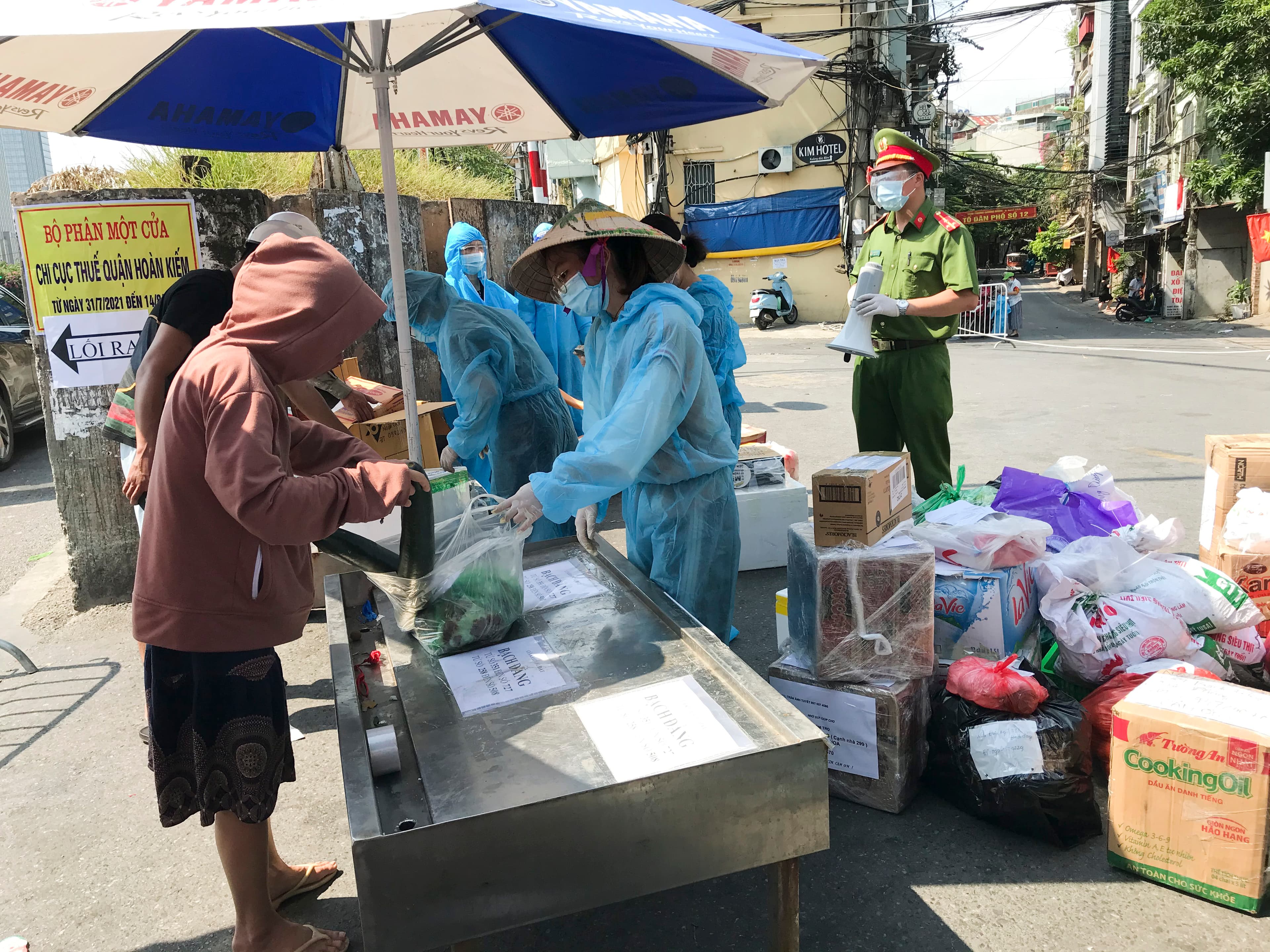 Chiếc bánh sinh nhật trong khu cách ly