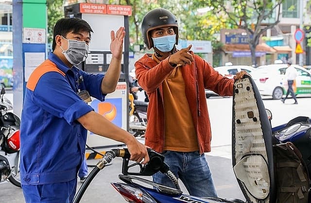 Giá xăng giữ nguyên, giá dầu giảm nhẹ