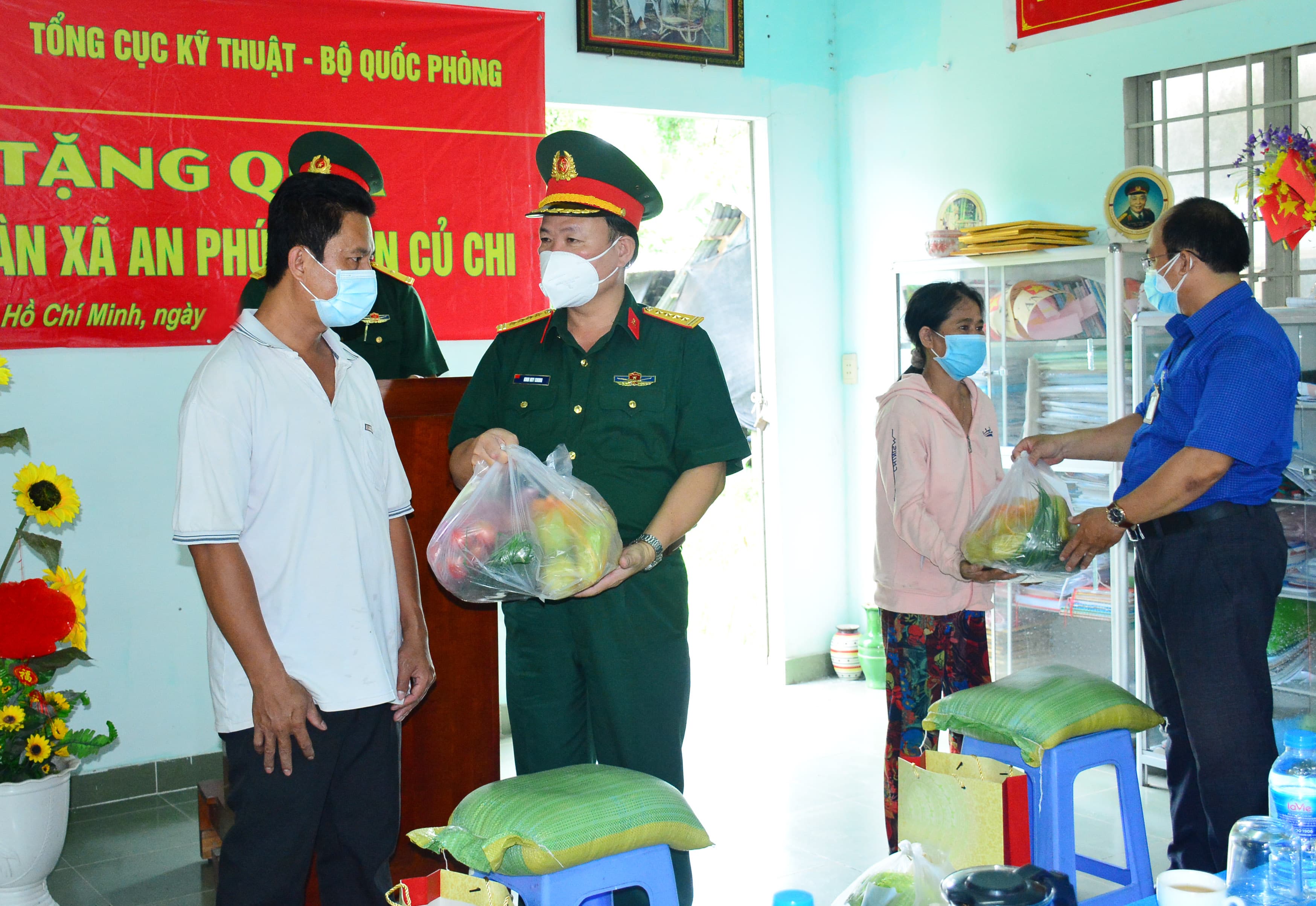 Nghĩa tình bộ đội kỹ thuật trong vùng dịch