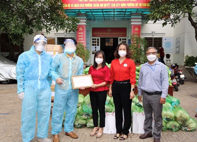 Công ty Dịch vụ Khí gửi tặng 250 phần quà hỗ trợ đồng bào chống dịch
