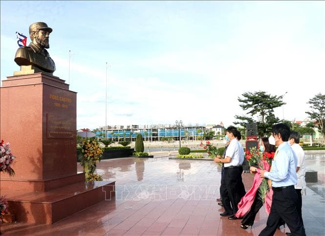Dâng hoa tưởng niệm 95 năm Ngày sinh Lãnh tụ Cuba Fidel Castro