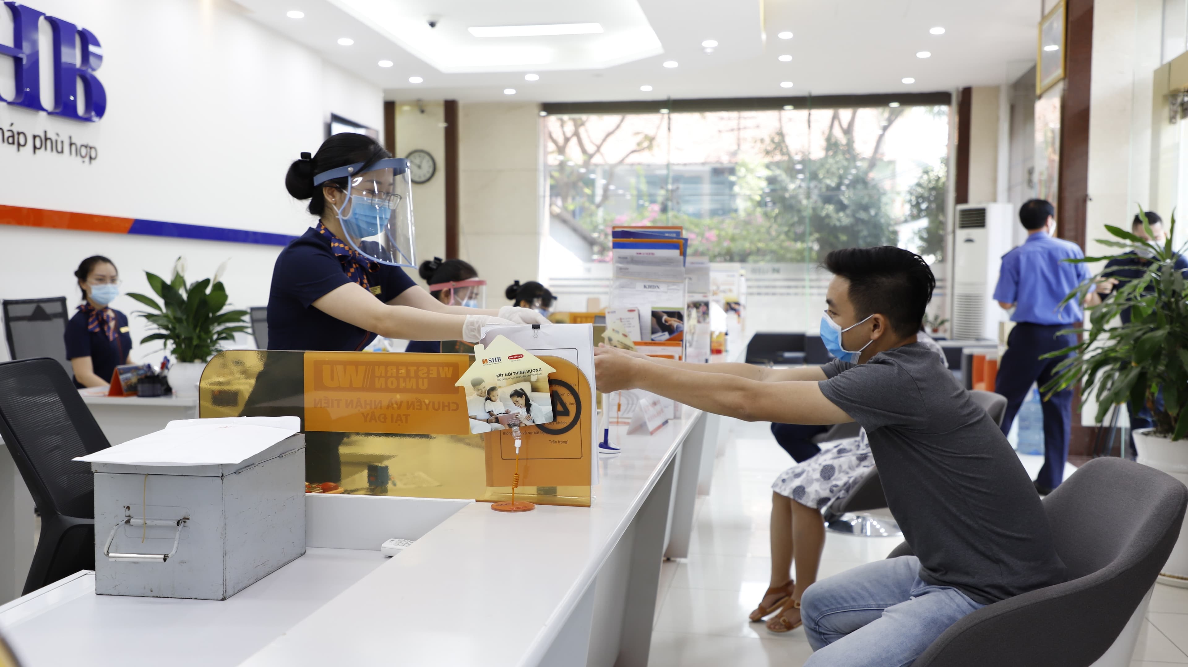 Chấp thuận SHB tạm “khóa” room ngoại ở mức 10%
