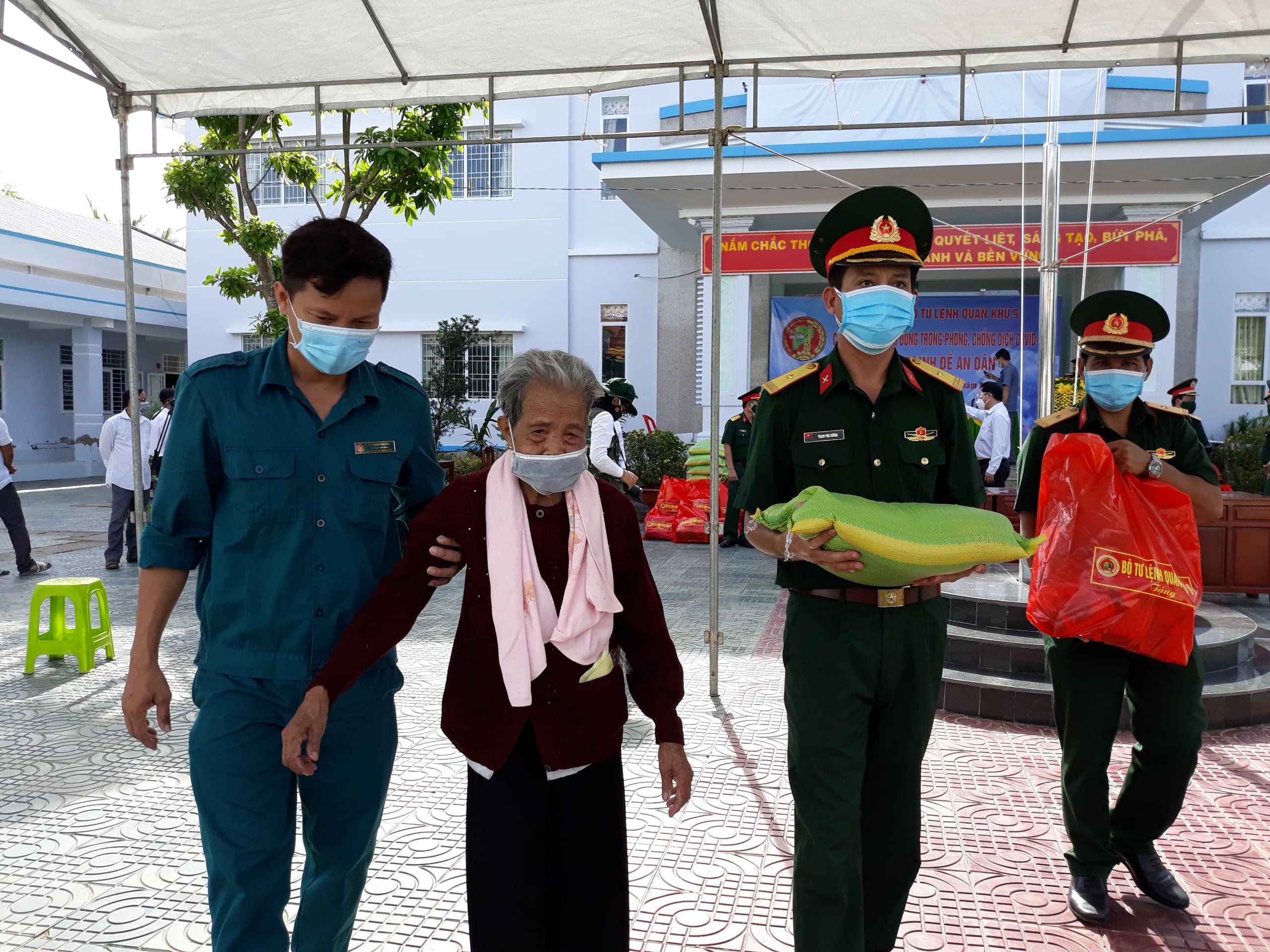 Những món quà ý nghĩa gửi bà con các dân tộc