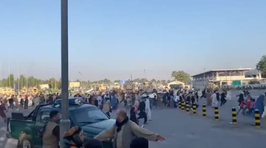 Quân đội Mỹ buộc phải bắn chỉ thiên ở sân bay Kabul, Afghanistan
