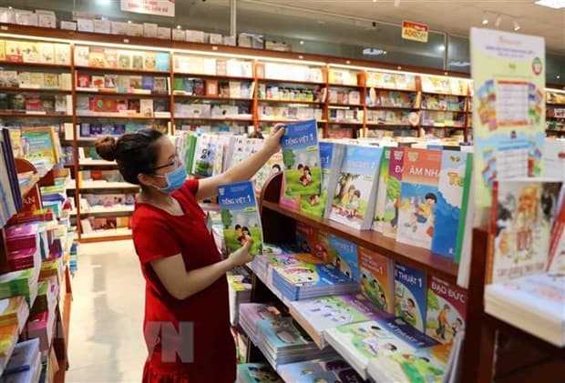 Fahasa đưa sách giáo khoa đến tận nhà