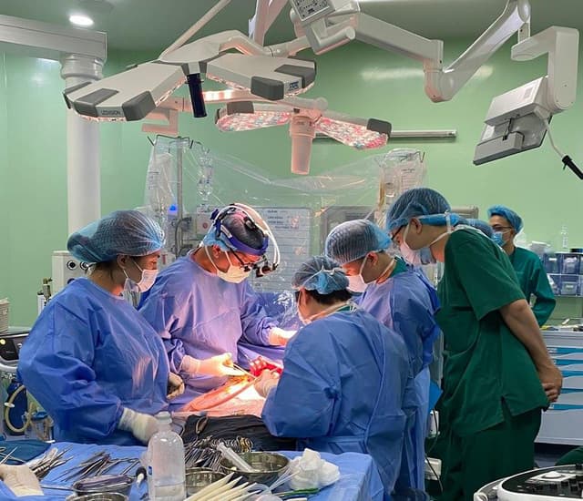 Lần đầu tiên tại Việt Nam ghép gan cứu sống bé gái ung thư