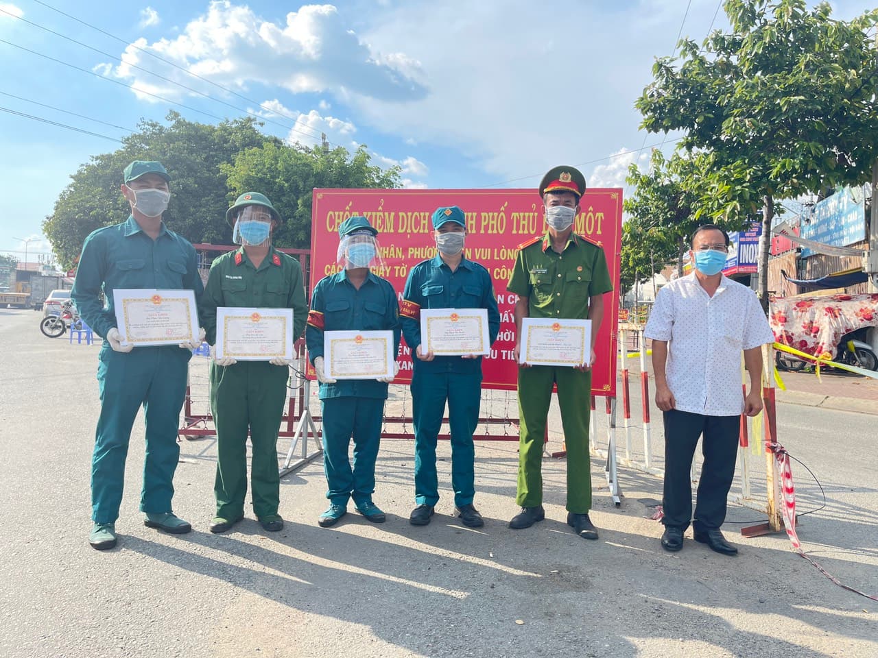 Các chiến sĩ trực chốt phòng dịch kịp thời bắt tội phạm