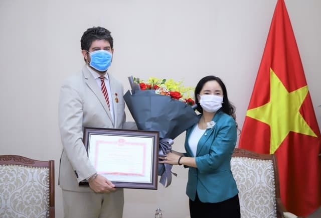 Trưởng đại diện Văn phòng UNESCO tại Việt Nam nhận kỷ niệm chương