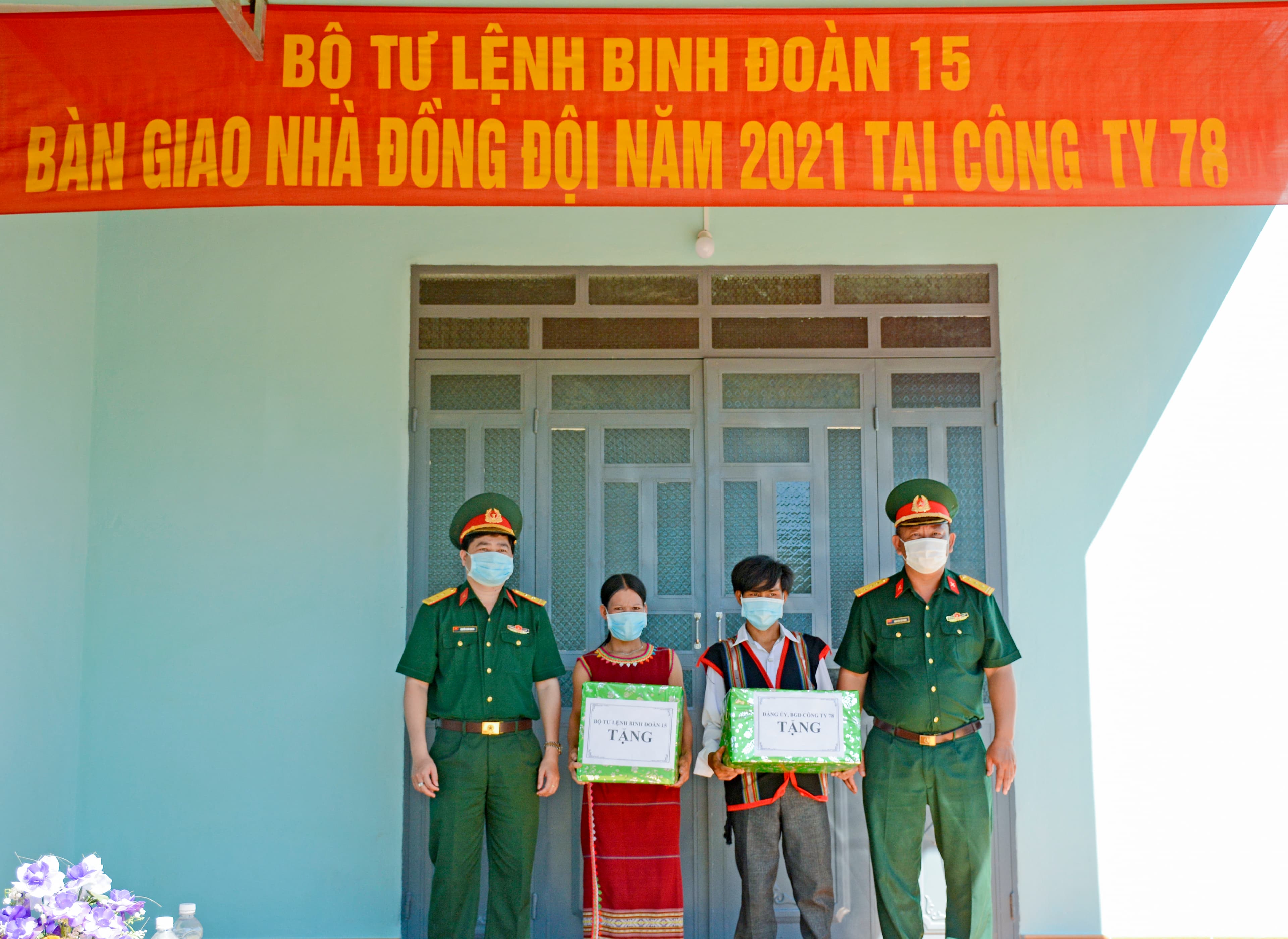 Binh đoàn 15 “Nhà đồng đội” tặng công nhân