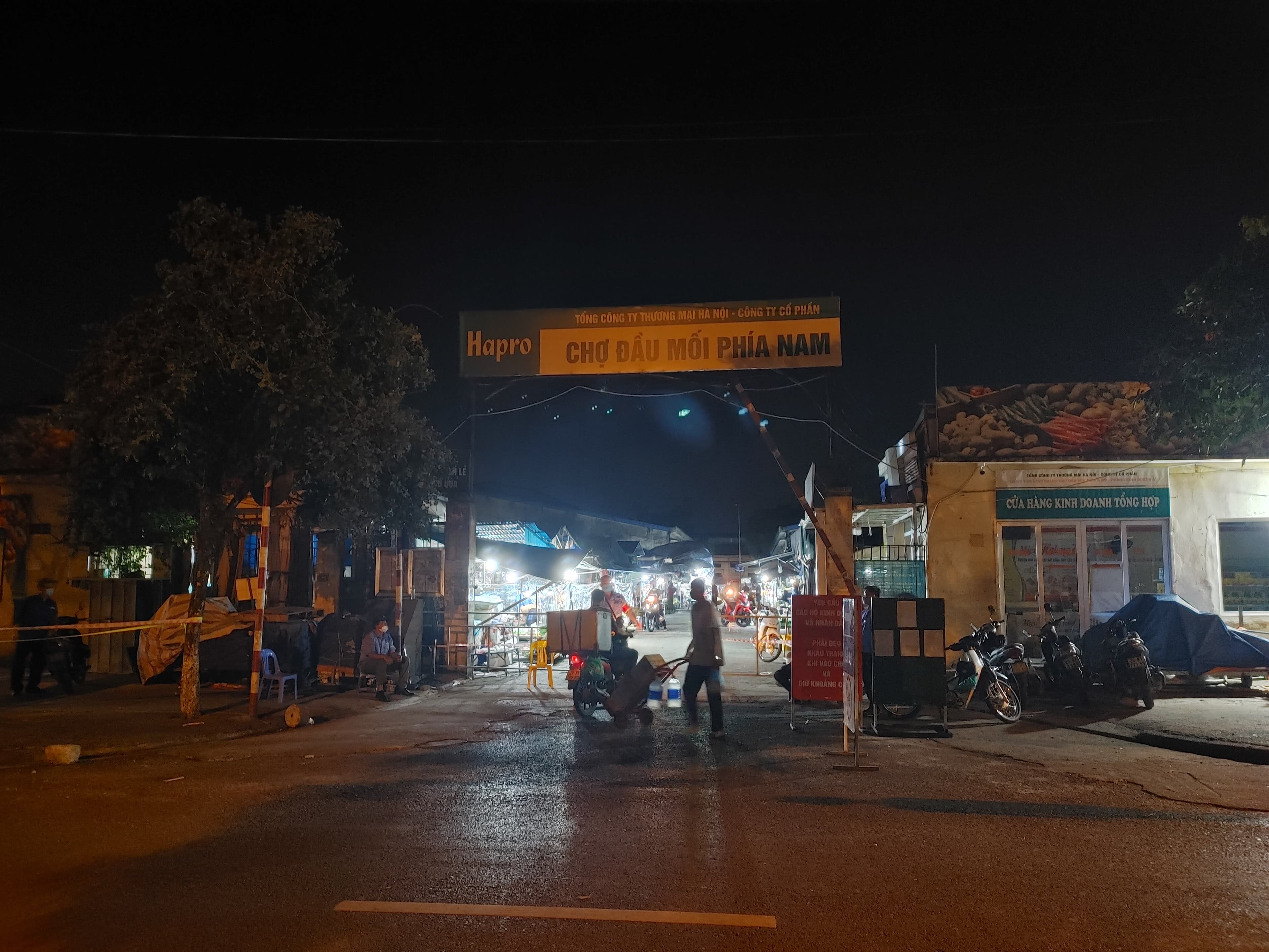 Chợ đầu mối phía Nam Hà Nội hoạt động trở lại
