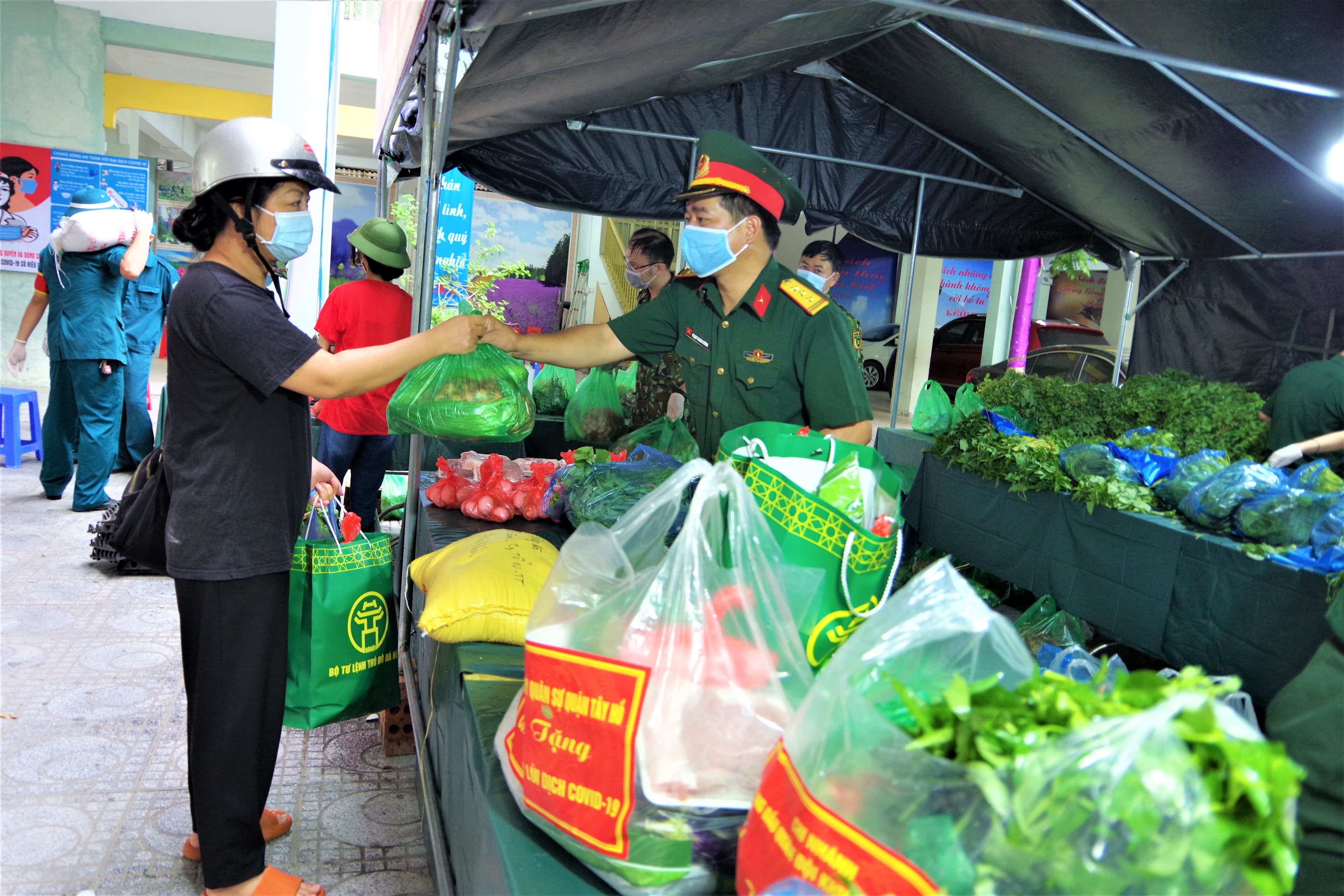Lực lượng vũ trang Thủ đô giúp nhân dân vượt qua gian khó