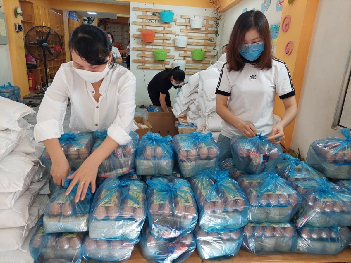 Hỗ trợ hàng trăm phần quà, giúp giáo viên mầm non vượt khó
