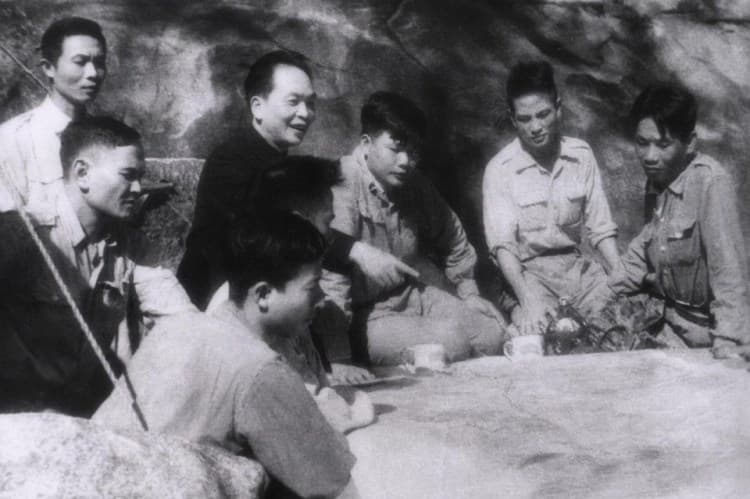 Từ đỉnh xuống đáy