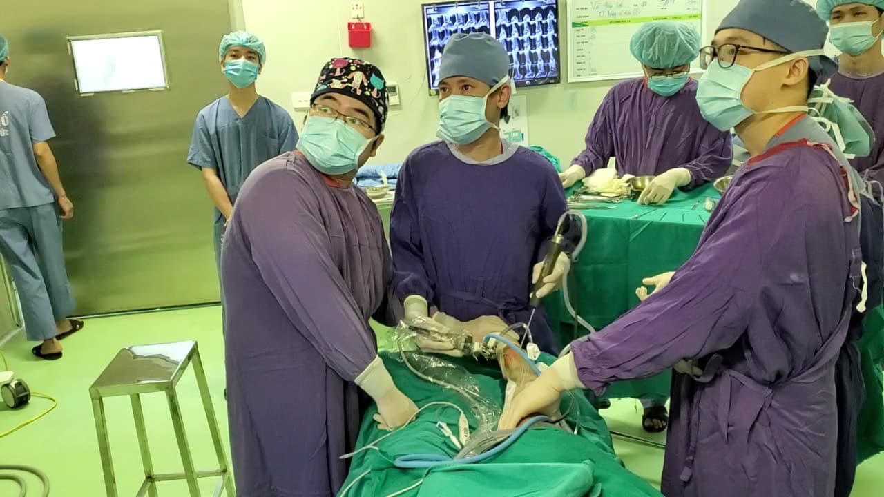 Phẫu thuật nội soi ghép sụn khớp nhân tạo lần đầu tiên tại Việt Nam