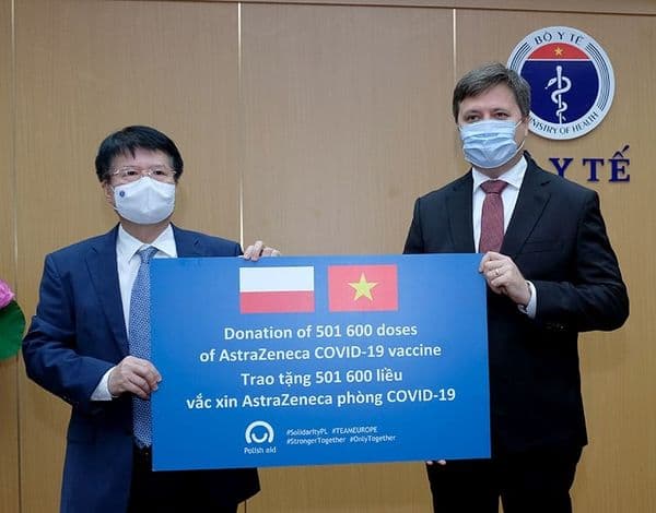 Đại sứ Ba Lan bàn giao cho Bộ Y tế hơn 500.000 liều vaccine AstraZeneca