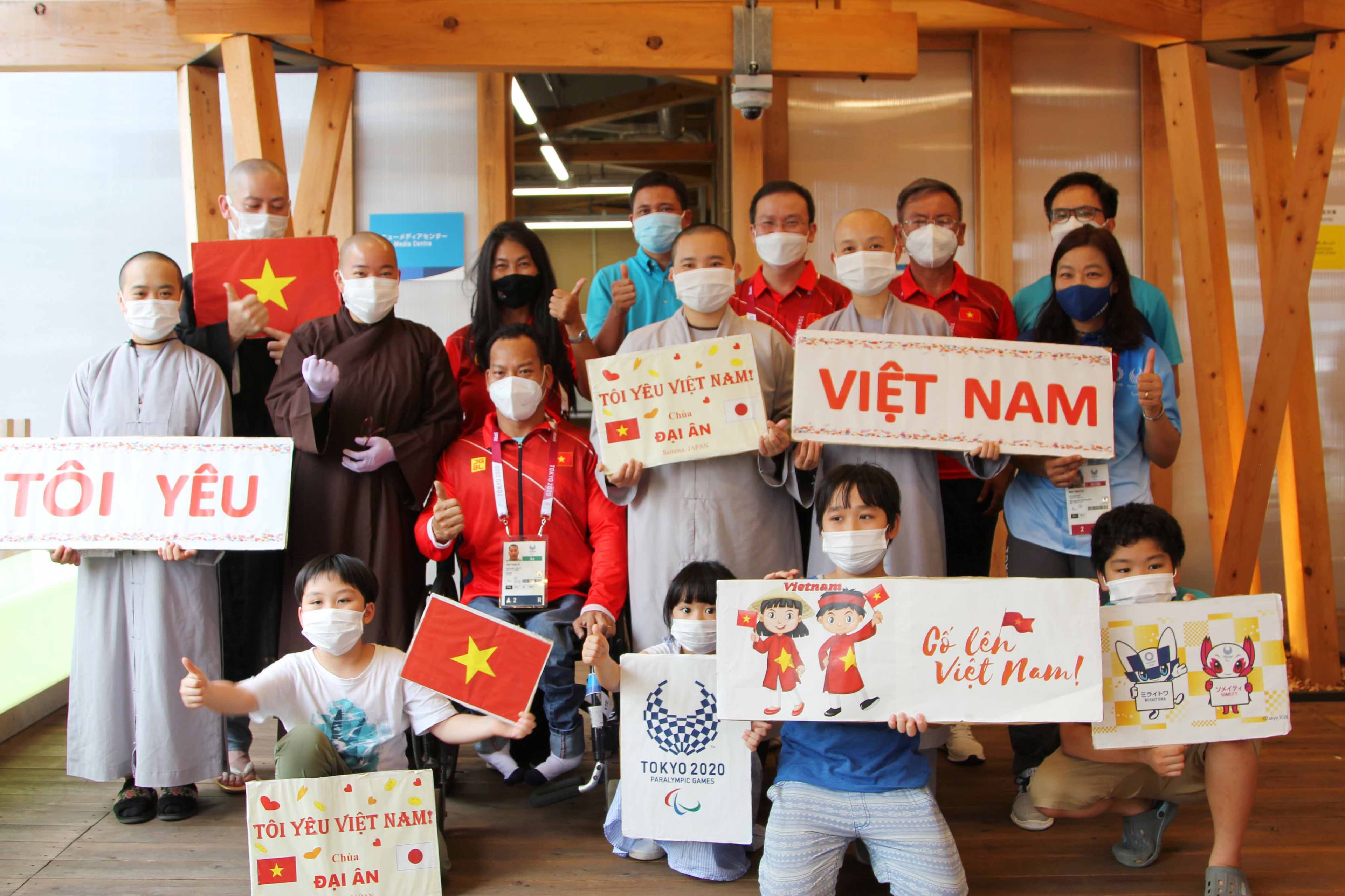 Người dân Nhật Bản cổ vũ Đoàn thể thao người khuyết tật Việt Nam