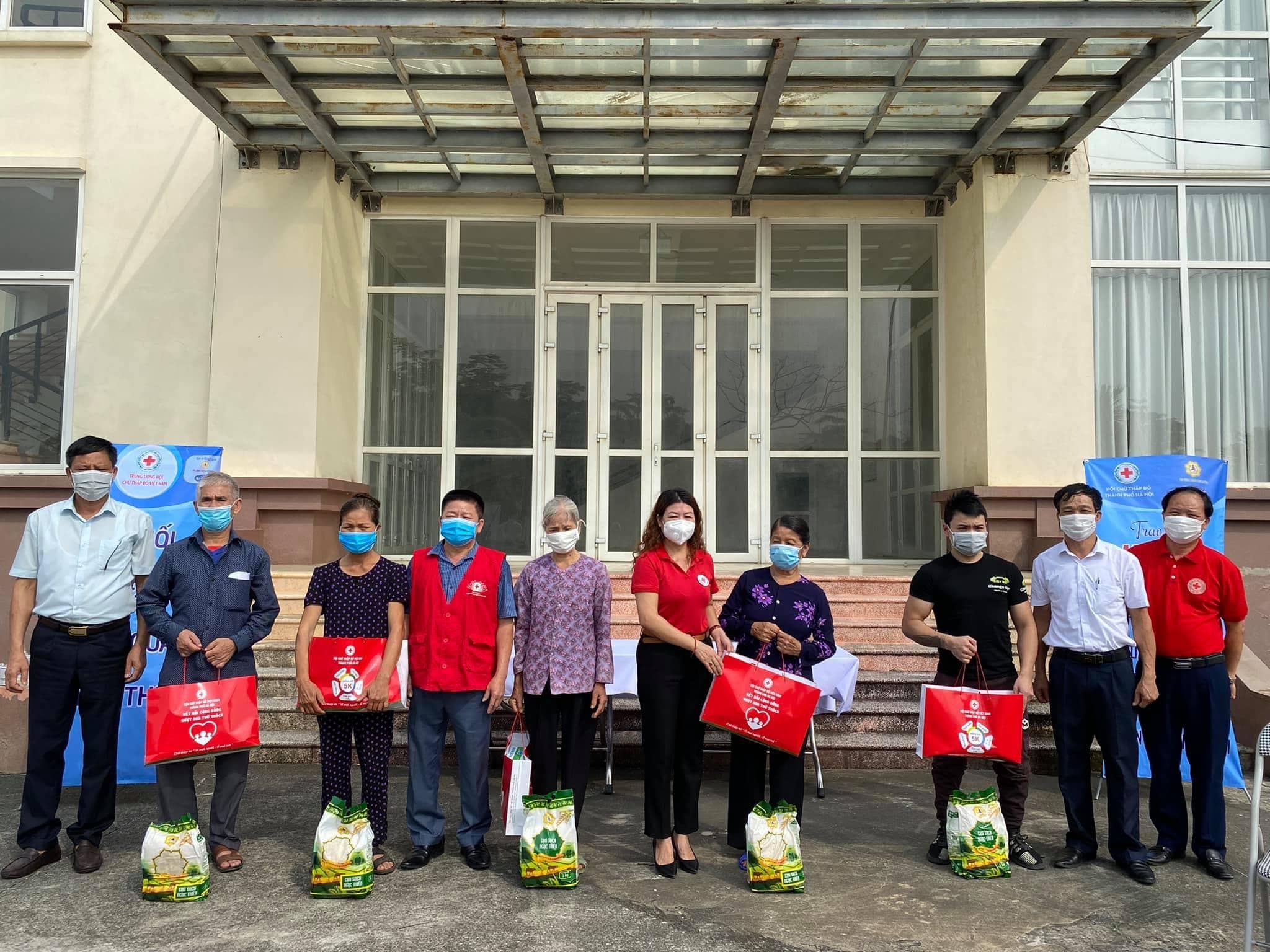 600 túi hàng trao tặng các gia đình tại Hà Nội bị ảnh hưởng bởi dịch Covid-19