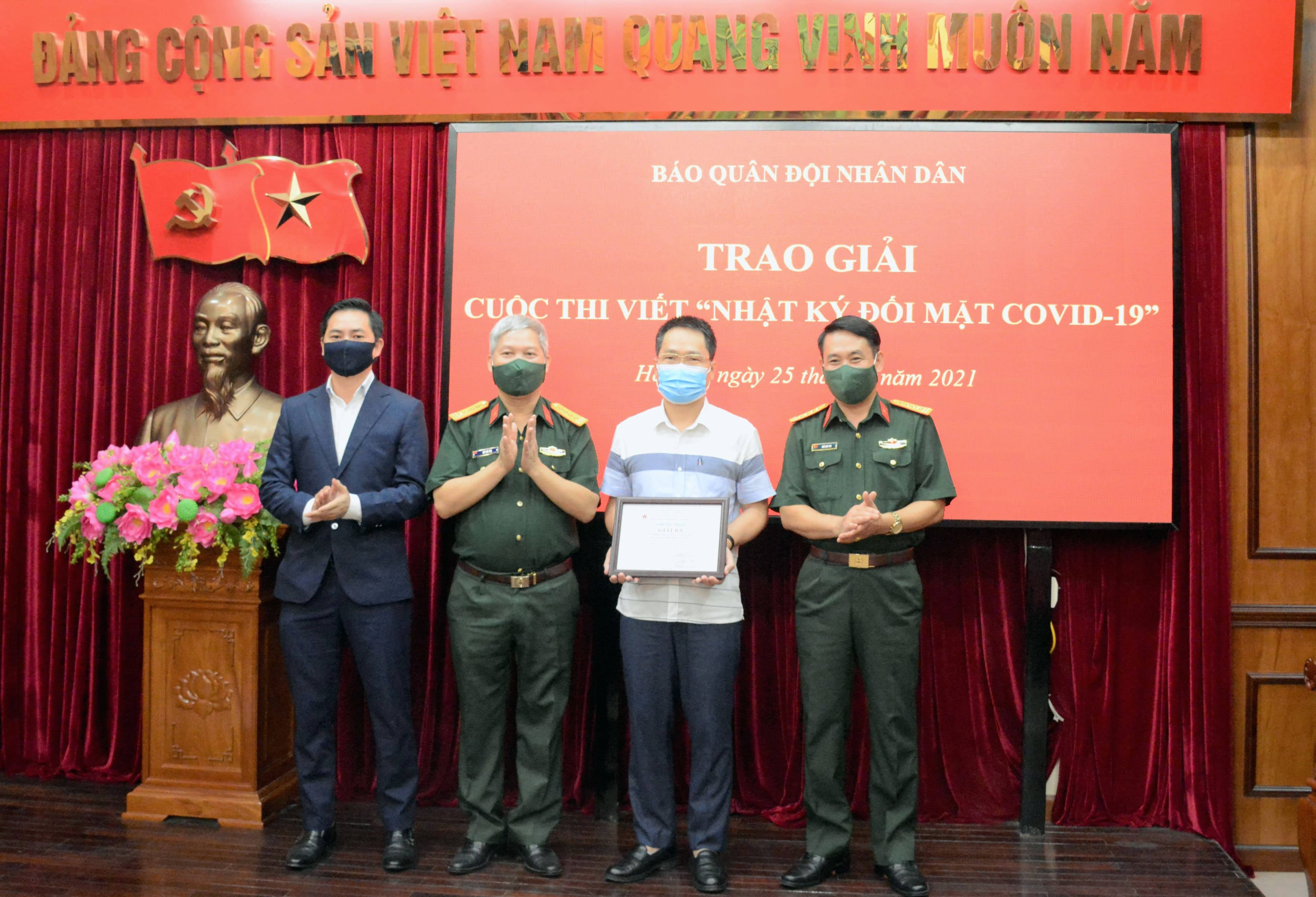 Trao giải cho các tác phẩm đoạt giải Cuộc thi viết “Nhật ký đối mặt Covid-19” tháng 7