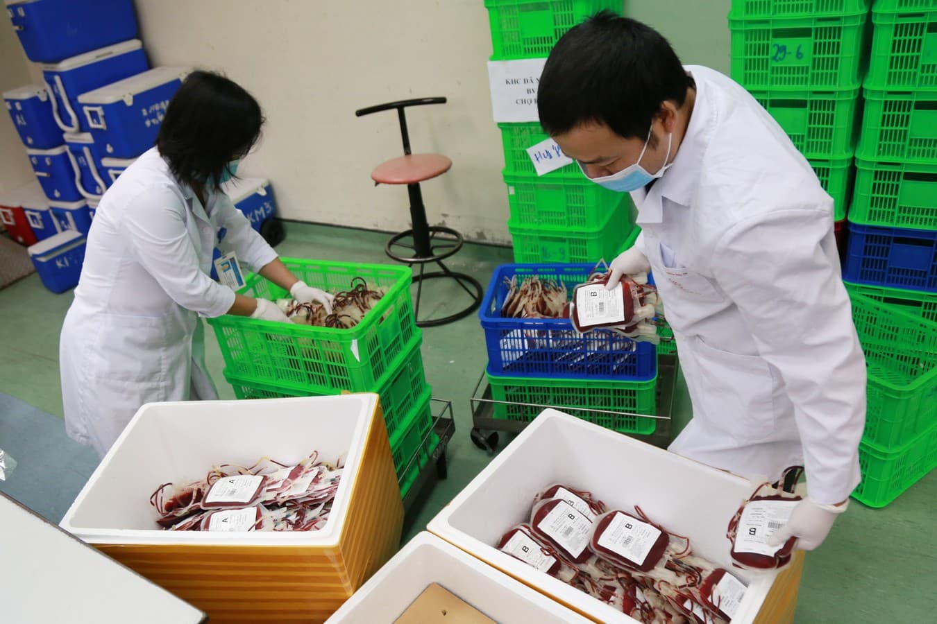 Thêm 2.000 đơn vị máu chuyển đến TP Hồ Chí Minh để cứu chữa người bệnh