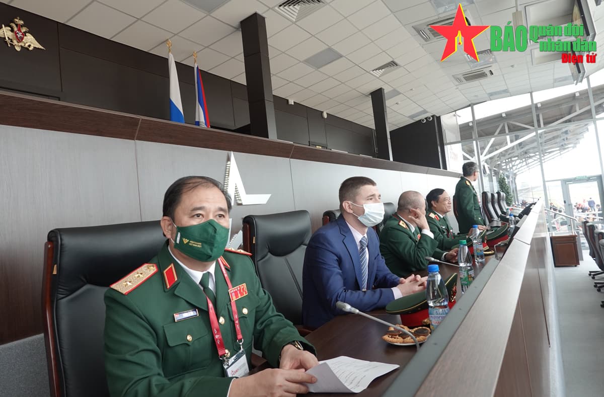 Trung tướng Phùng Sĩ Tấn tới theo dõi, chỉ đạo, động viên Đội tuyển Xe tăng thi đấu