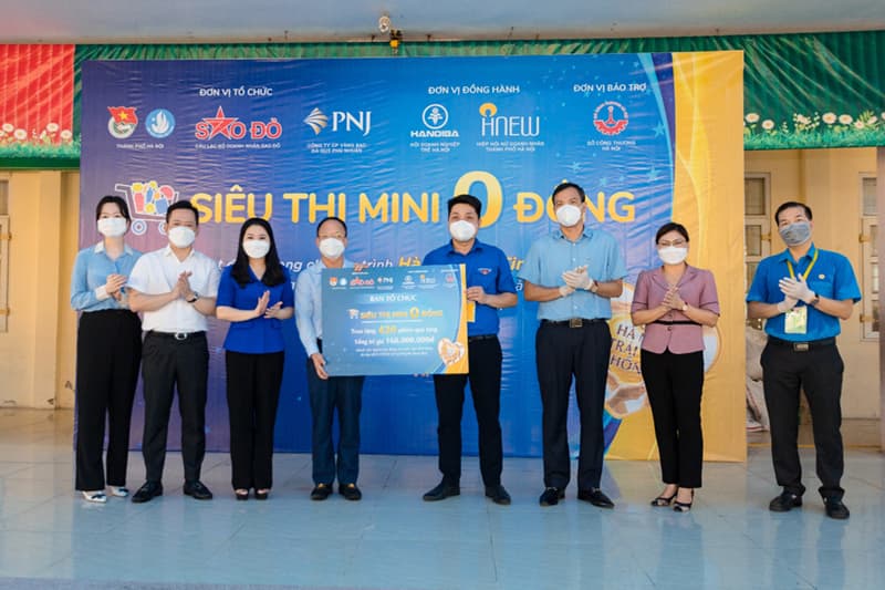 Ấm áp tình người tại Siêu thị mini 0 đồng ở Hoài Đức, TP Hà Nội