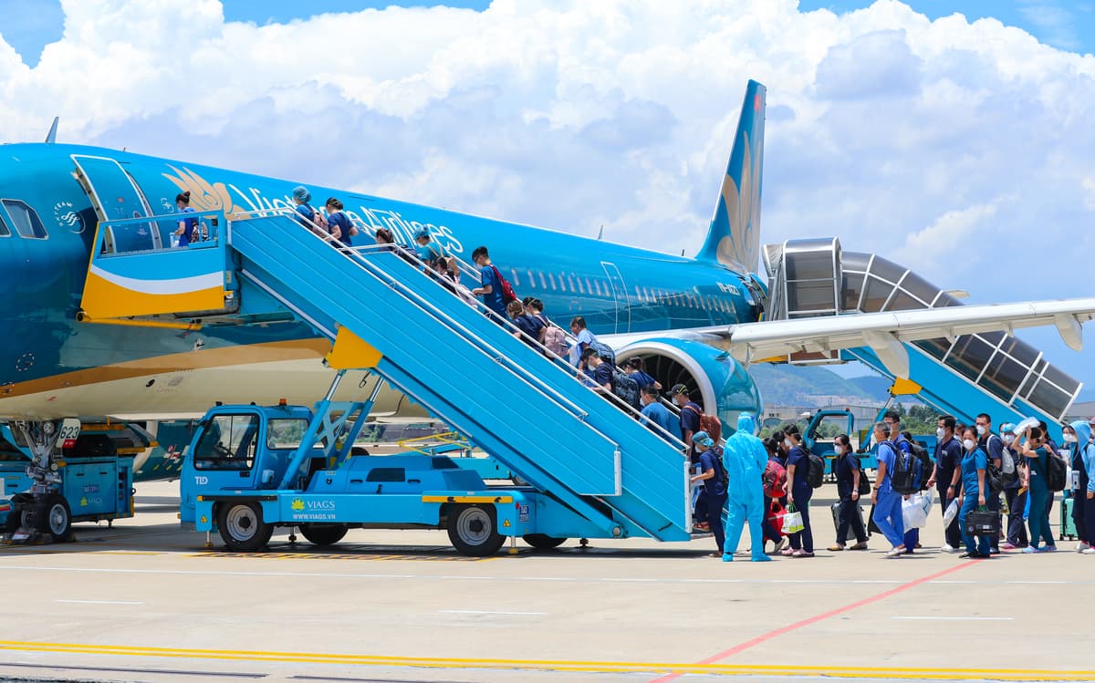 Vietnam Airlines đưa gần 200 y, bác sĩ miền Trung vào Nam chống dịch