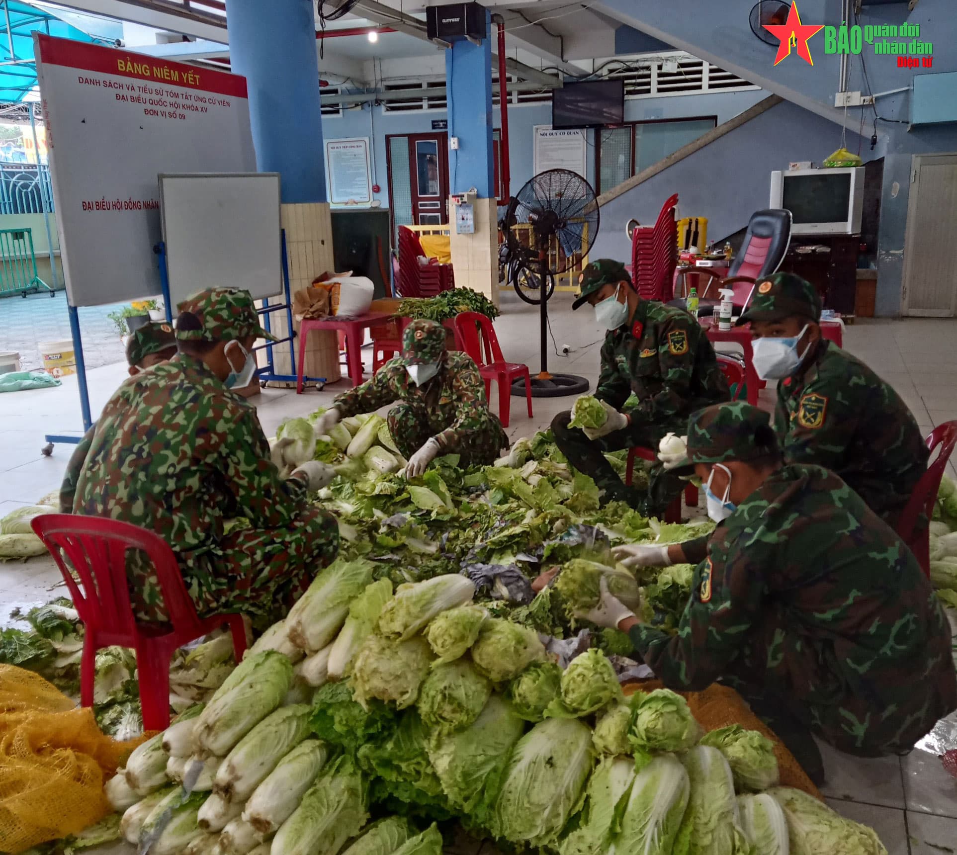 Sư đoàn 302 chuyển hàng thiết yếu giúp đỡ nhân dân quận 7, TP Hồ Chí Minh