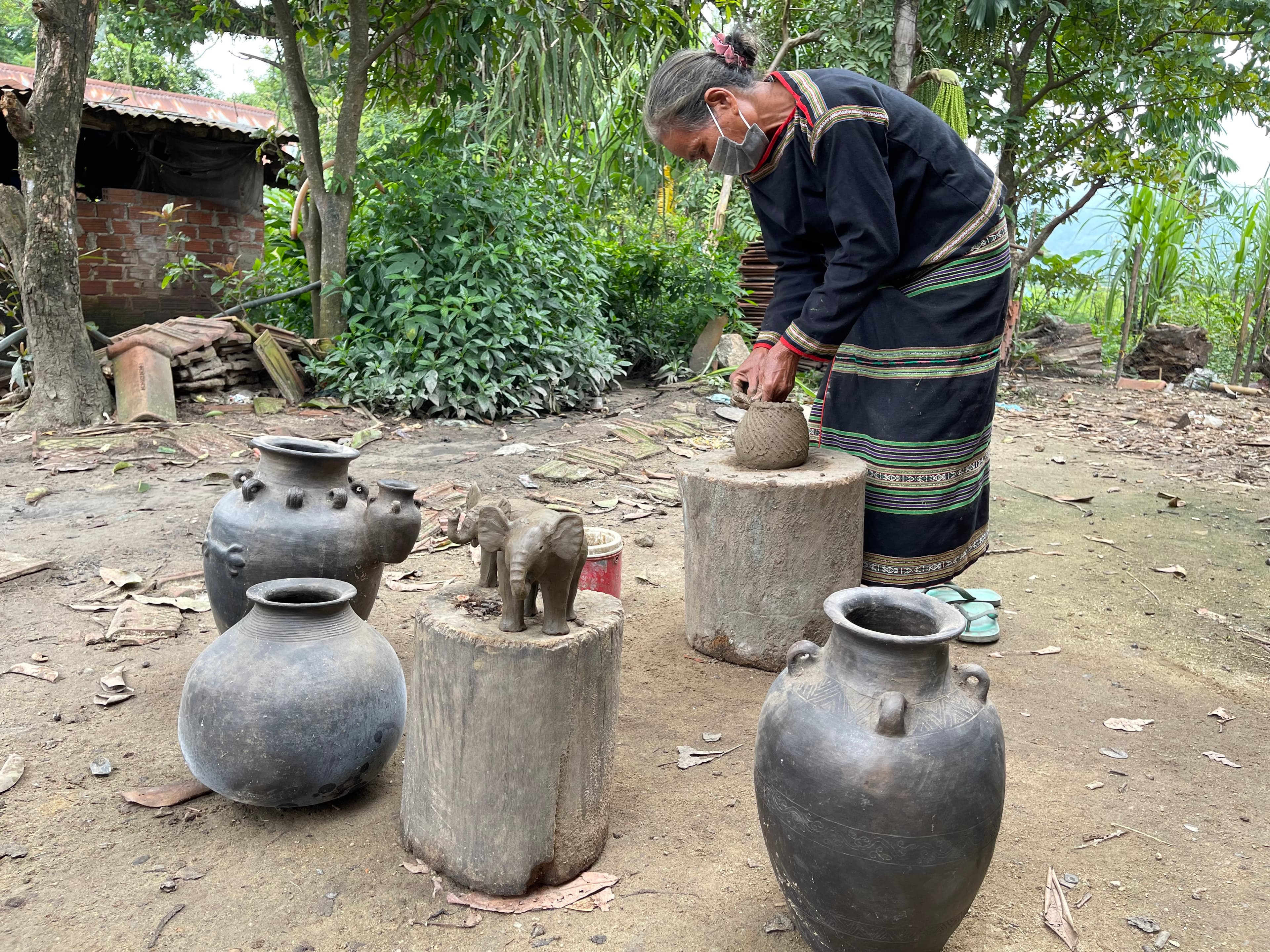 Giữ làng gốm cổ dưới chân núi Chư Yang Sin