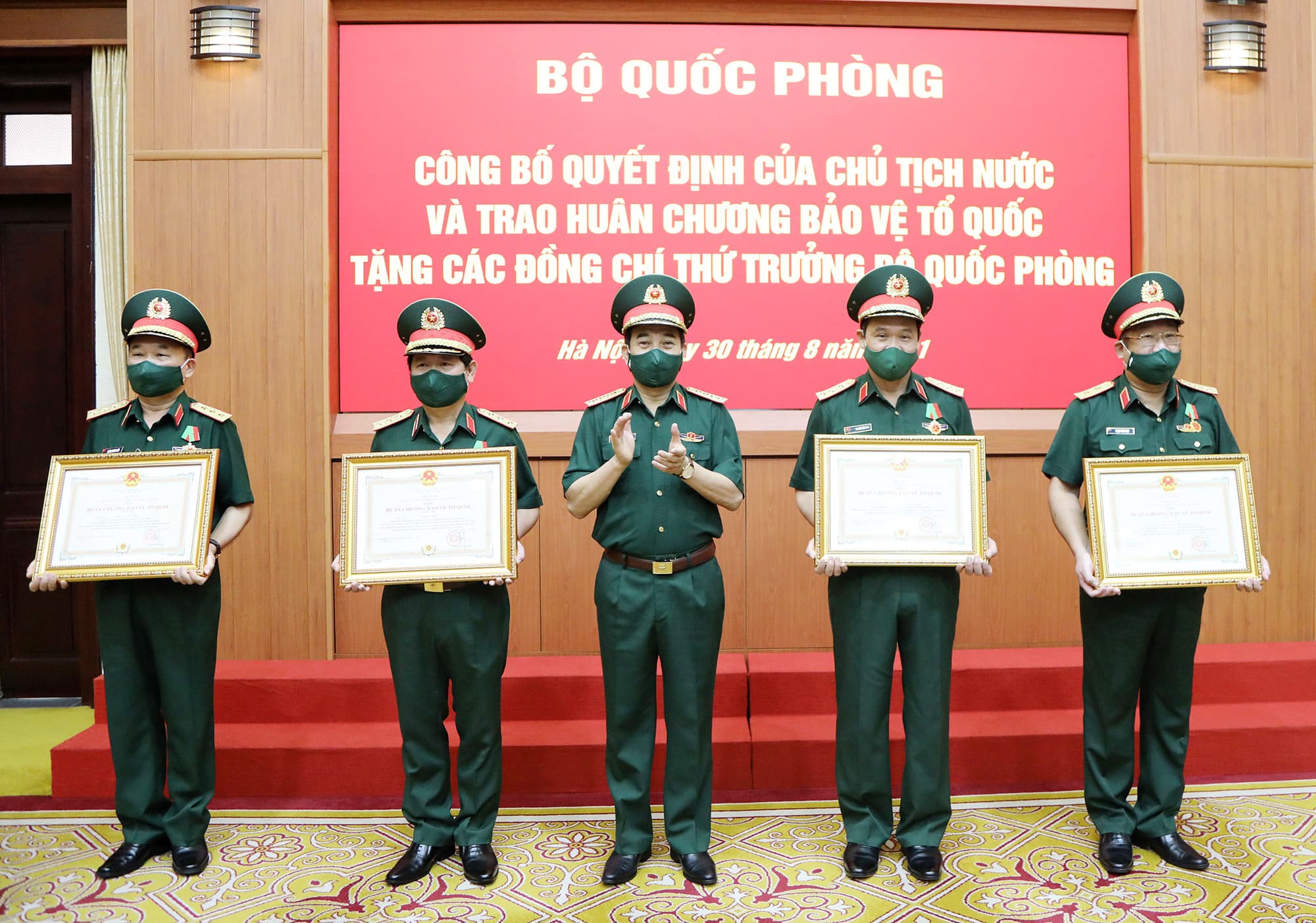 Trao Huân chương Bảo vệ Tổ quốc hạng Ba tặng các đồng chí Thứ trưởng Bộ Quốc phòng