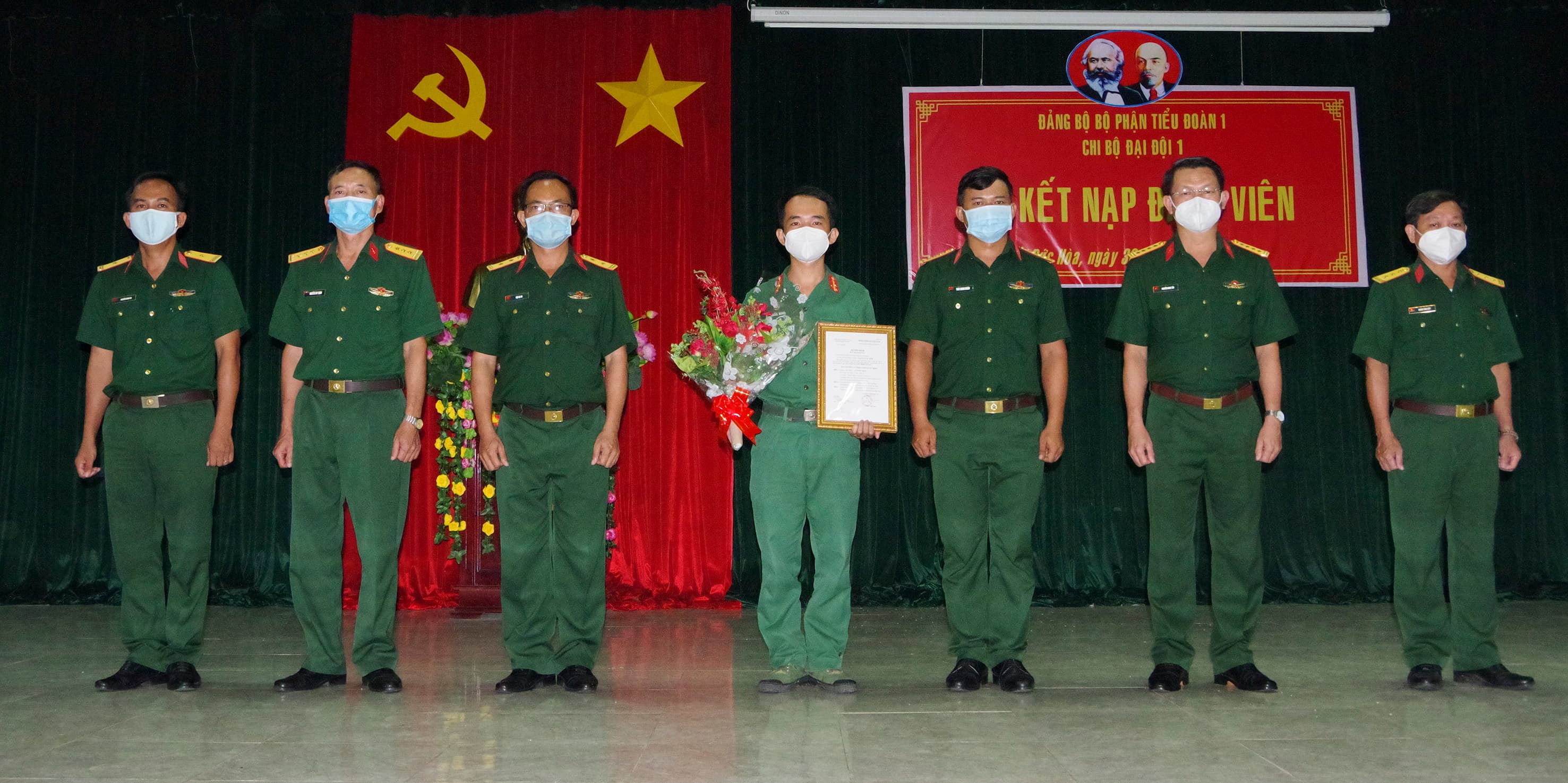 Kết nạp Đảng trên tuyến đầu chống dịch