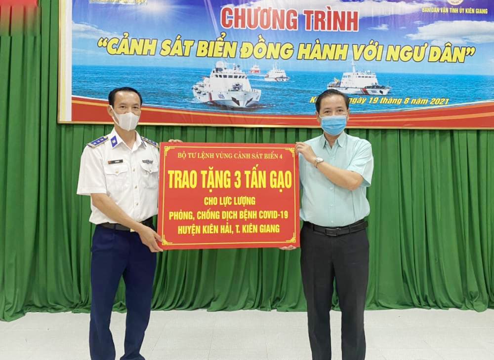 Ra xã đảo tặng quà nhân dân