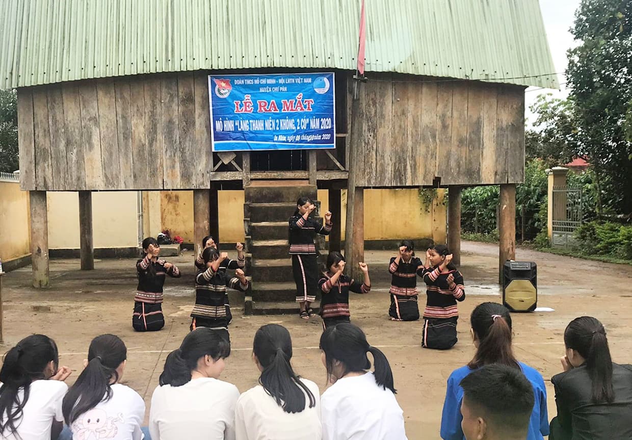 Làng thanh niên "2 không, 2 có"