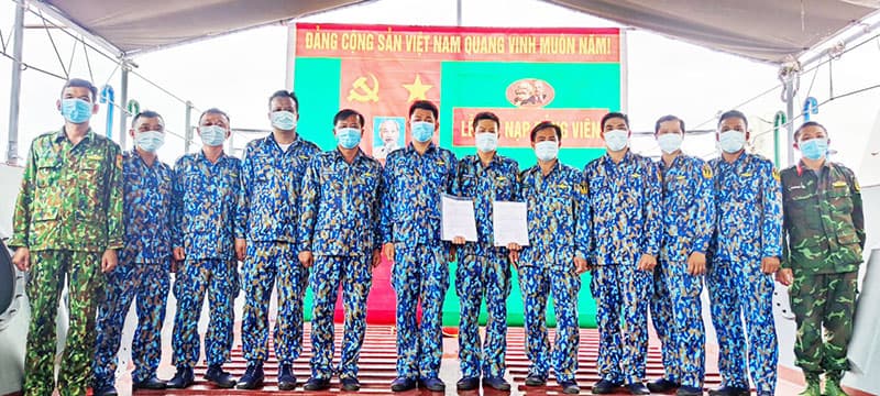 Hai quần chúng ưu tú được kết nạp Đảng ở trên tuyến đầu chống dịch