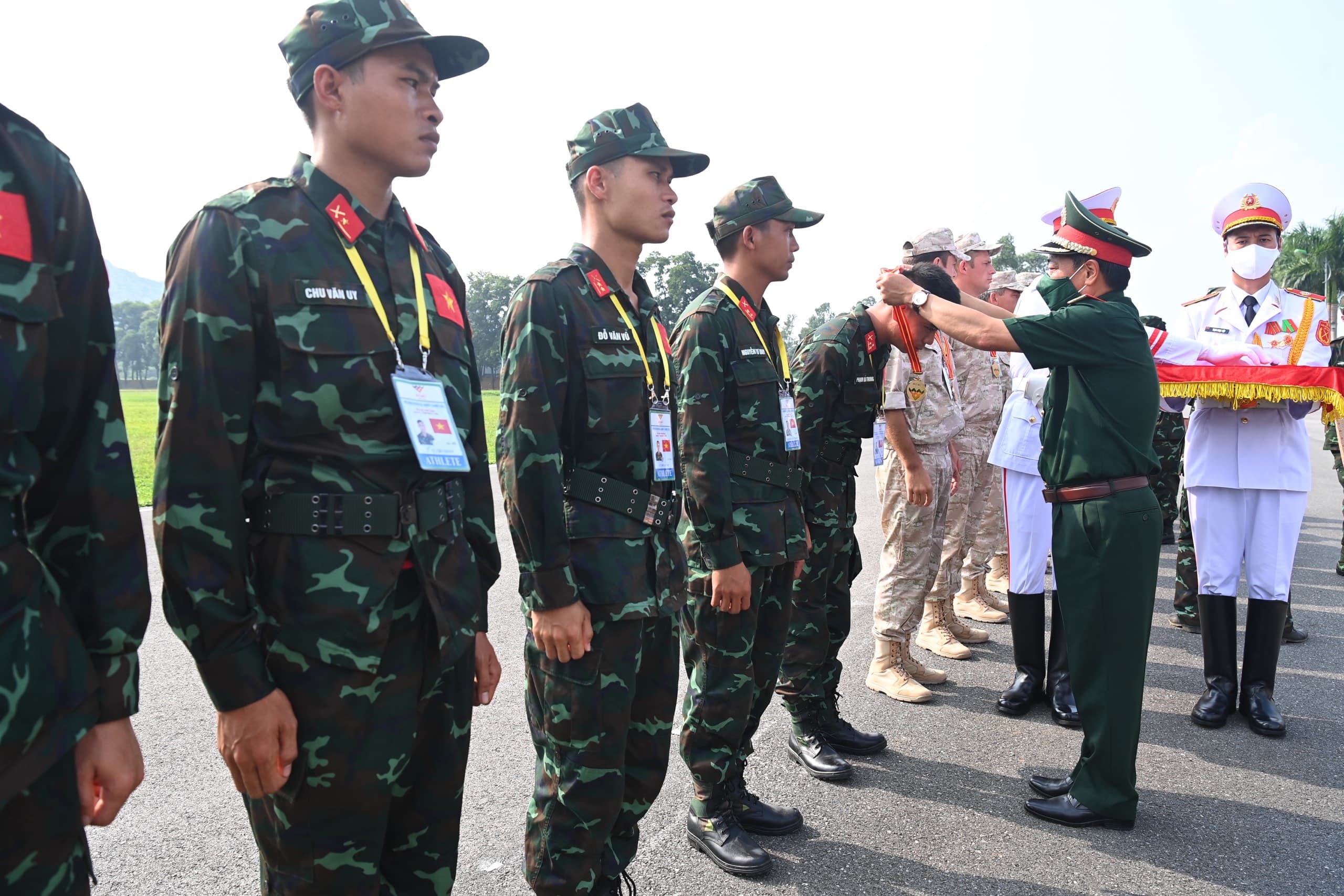 Trao huy chương tặng các cá nhân, tập thể đạt thành tích xuất sắc tại cuộc thi “Xạ thủ bắn tỉa” và “Vùng tai nạn”