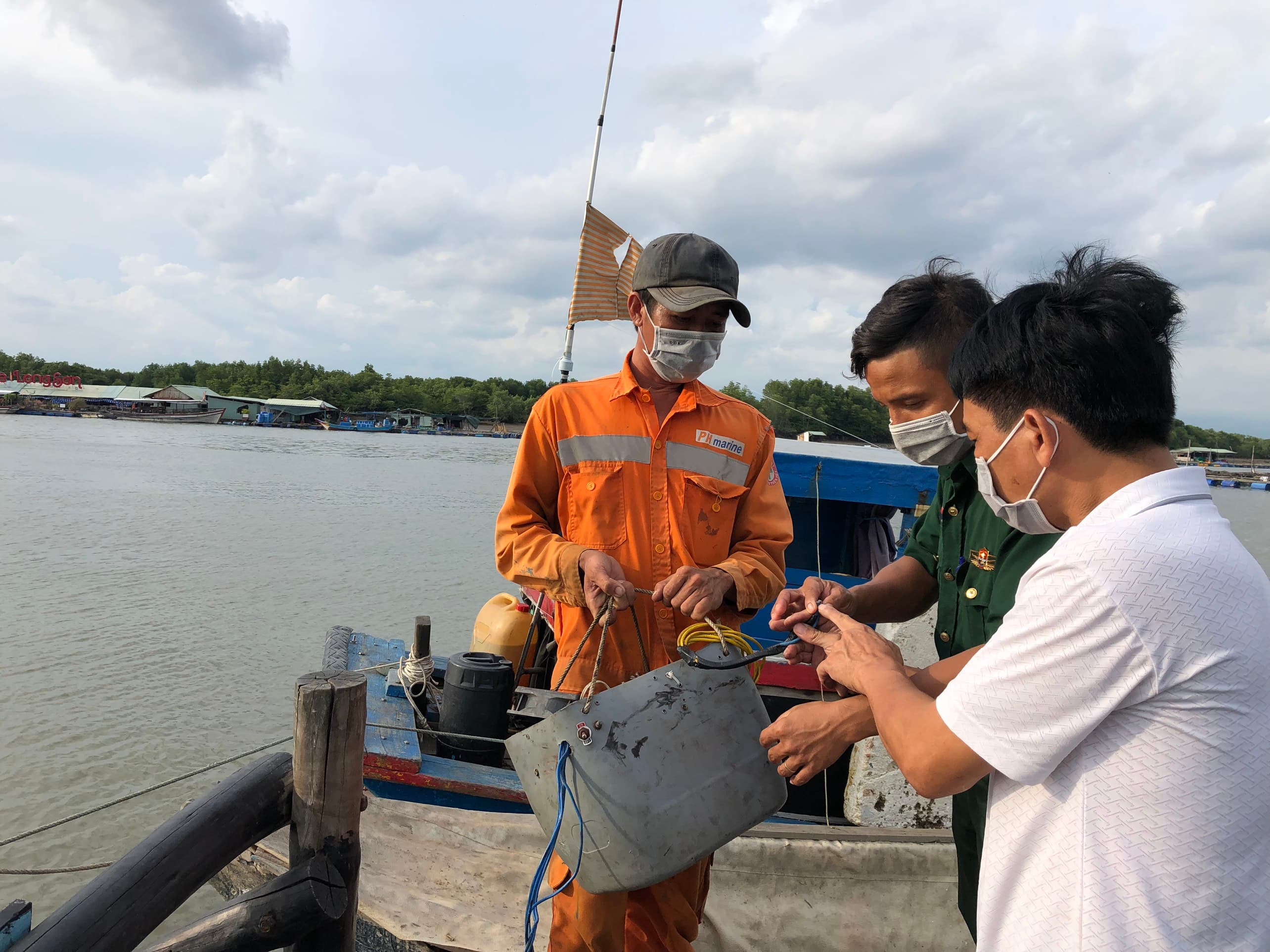 Phát hiện đối tượng tàng trữ công cụ kích điện để khai thác thủy sản