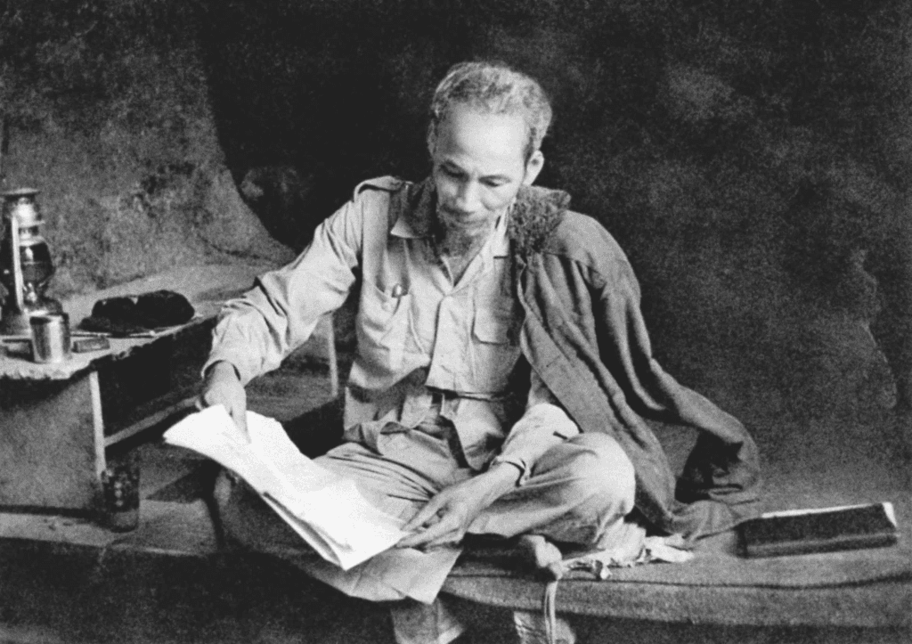 4-9-1954: Bác Hồ mong cán bộ ta thật thà "ba cùng"