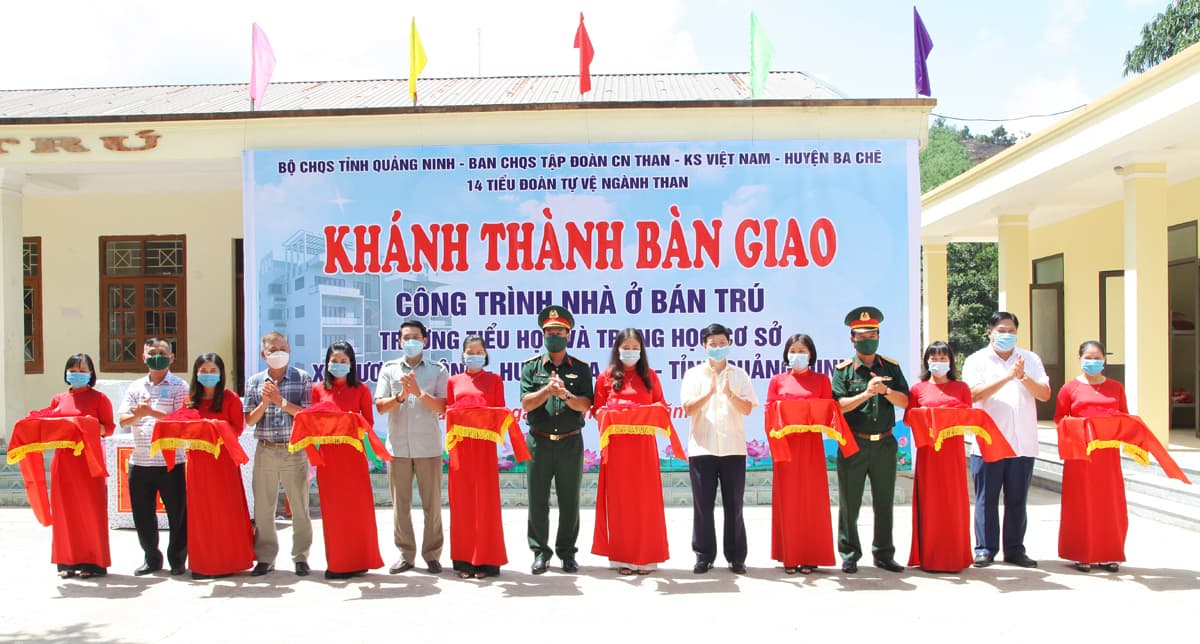 Niềm vui nhân đôi trong ngày khai trường