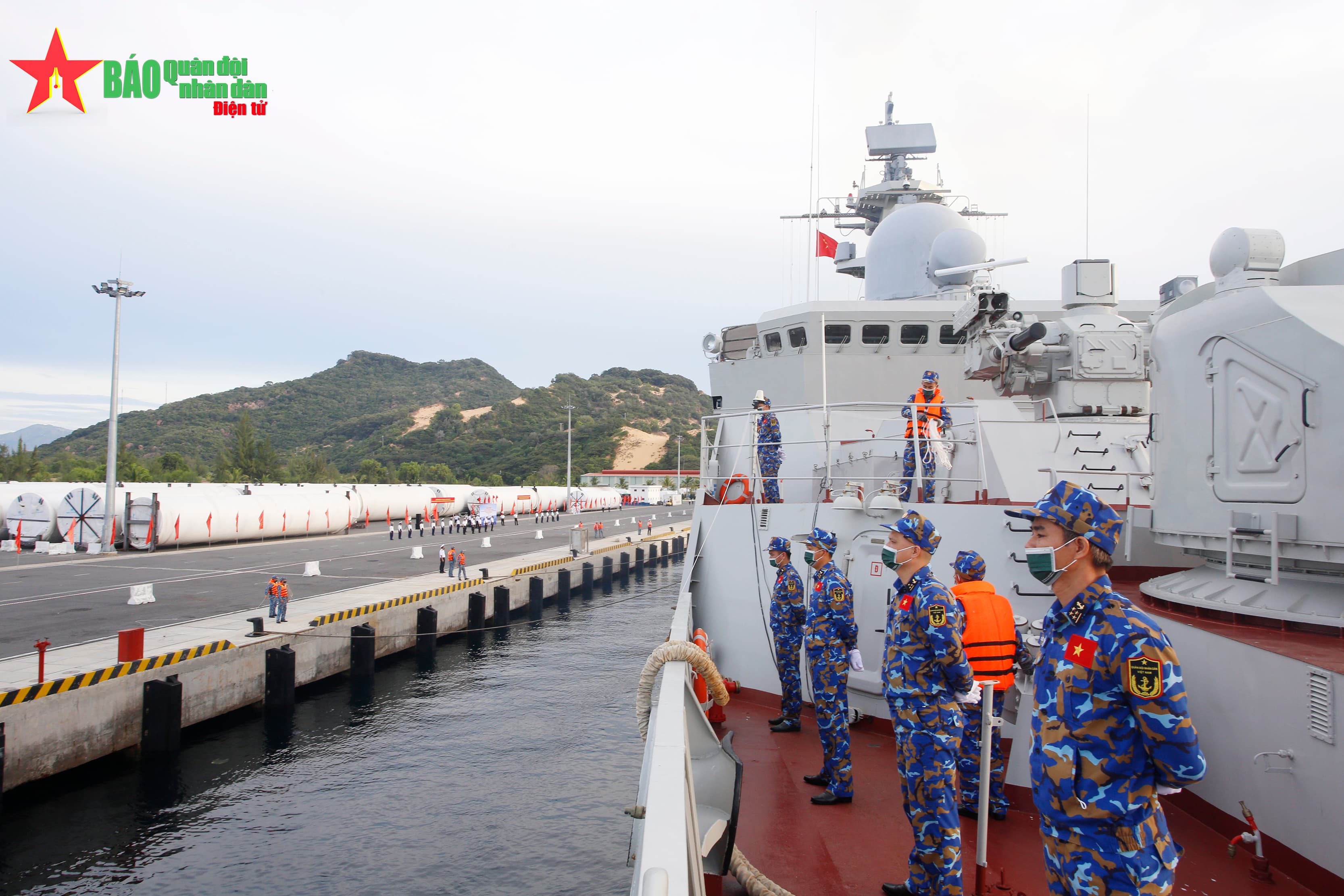 Biên đội tàu 015, 016 cập cảng Cam Ranh, hoàn thành tốt đẹp nhiệm vụ Army Games