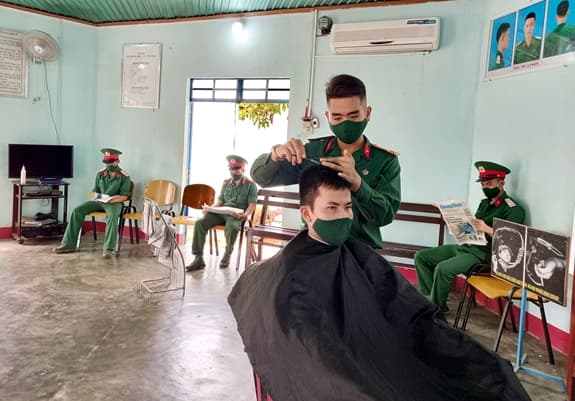 Anh thợ cắt tóc bất đắc dĩ