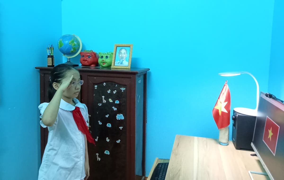 Rưng rưng… quốc ca trực tuyến