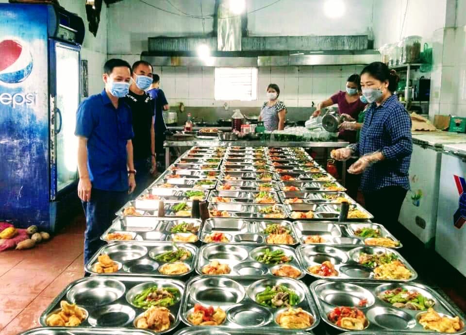 Bếp “Cơm trưa nghĩa tình - đồng hành chống dịch”