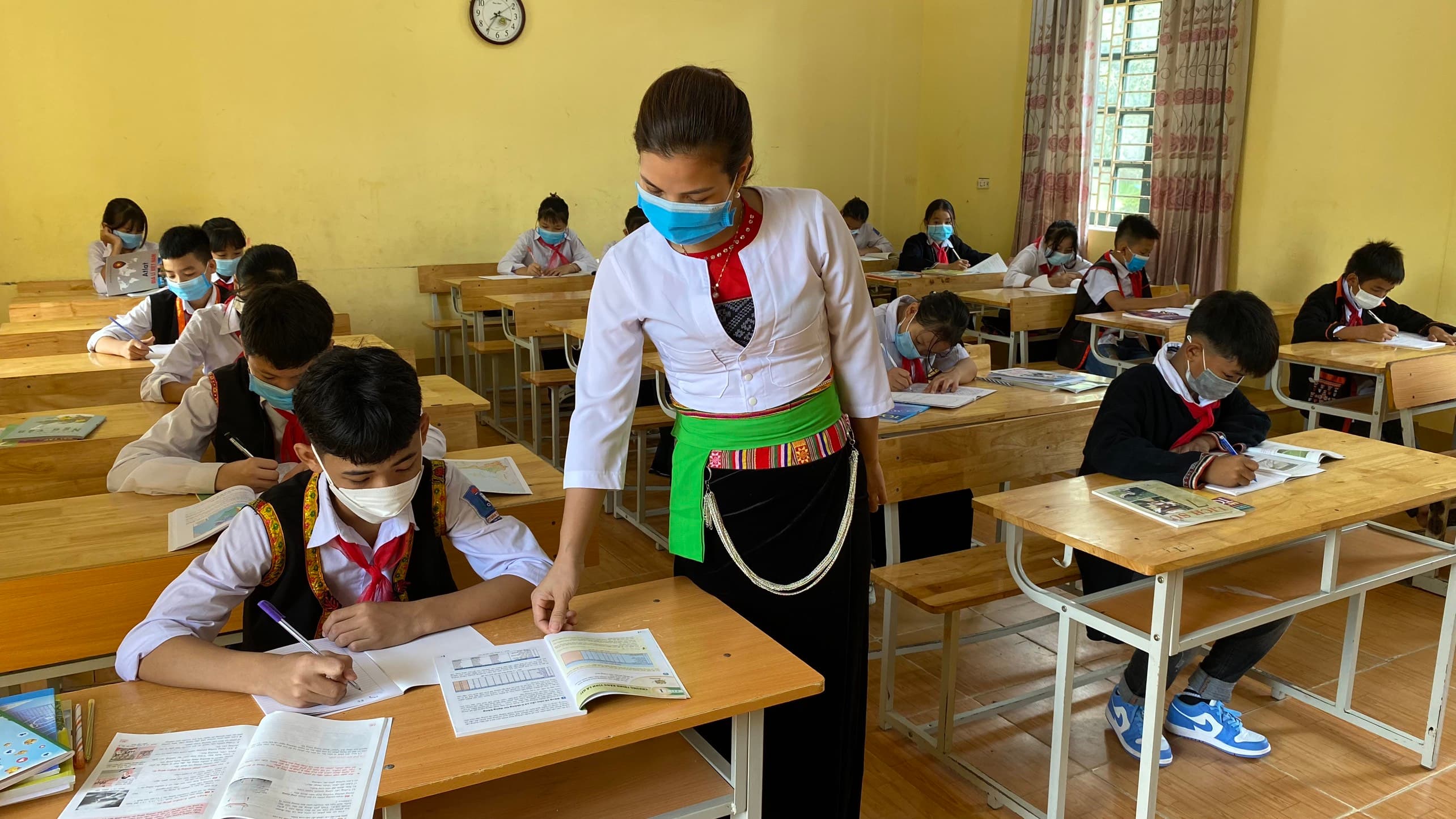 Năm học mới của học sinh dân tộc thiểu số ở Tân Sơn