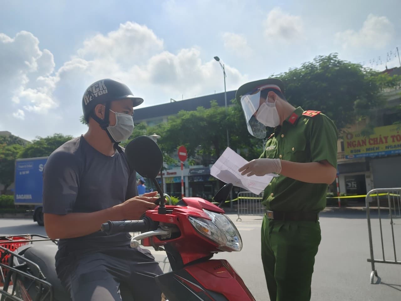 Bí thư Thành ủy Hà Nội: Điều chỉnh cấp và kiểm tra giấy đi đường phù hợp với thực tiễn